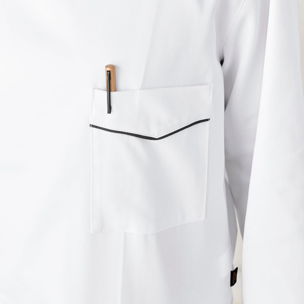 ペン差し穴付き左胸ポケット