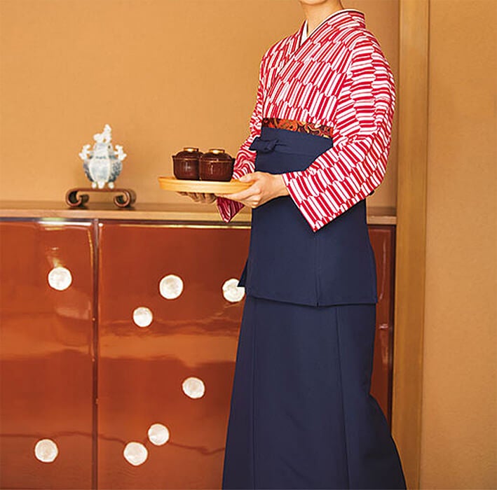 茶衣着：着用写真：レッド